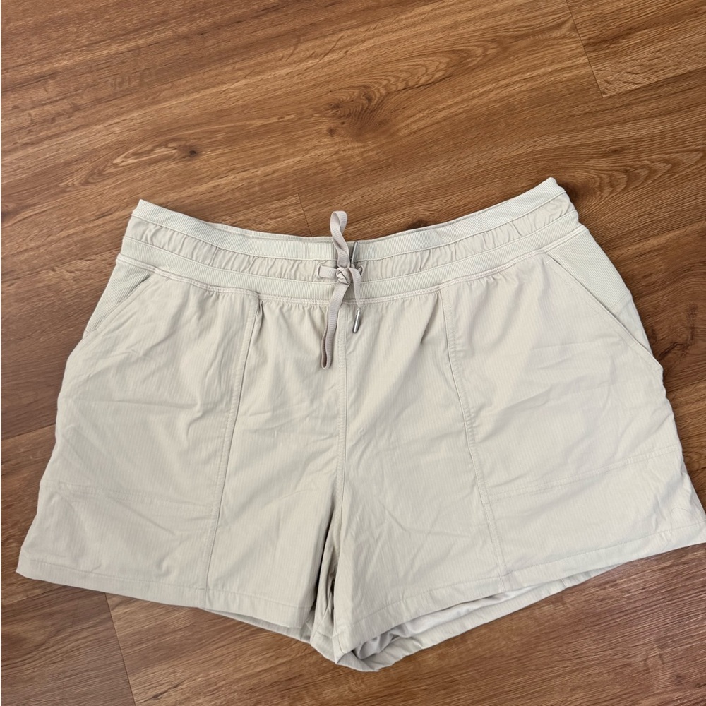Lululemon Size 14 Dance Studio High Rise Short 3.5”